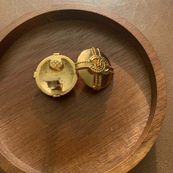 CHANEL Shiny Gold Clip on earrings - Picture 2 of 4